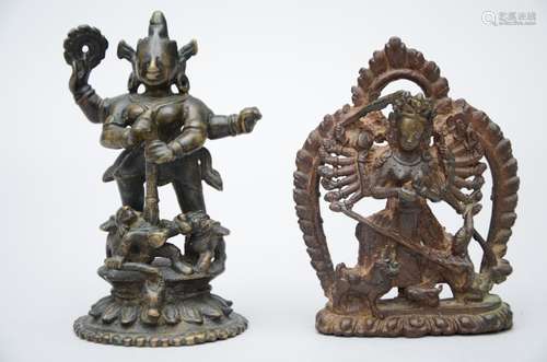 Lot: Indian statue in bronze 'durga' (10 cm) and Nepalese statue in bronze 'durga' (9,3 cm)