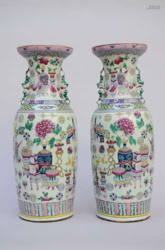 A pair of vases in Chinese famille rose porcelain 'antiquities' (59 cm) (*)