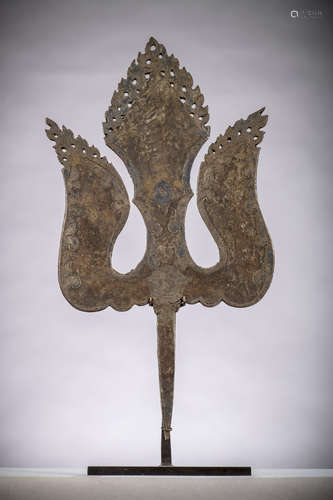 Tibetan iron trisula with engraved decoration (24 cm)