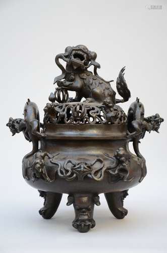 Large Chinese bronze incense burner, late Ming dynasty (marked) (58x46 cm) (*)