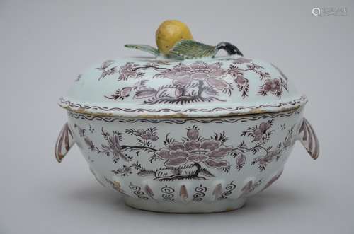 An oval tureen in Delftware 'Porceleyne Bijl', 18th century (18x24x18 cm)