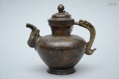 A Tibetan bronze teapot (23x24x17 cm) (*)