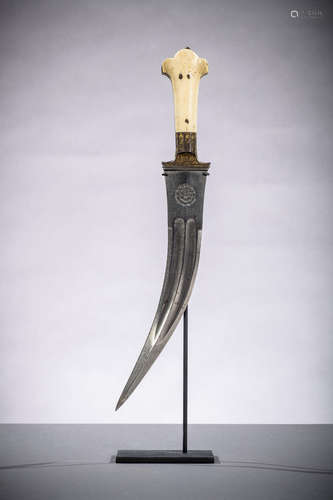 An Indian tigertooth dagger with koftgari inlaywork, 18th - 19th century (34 cm)