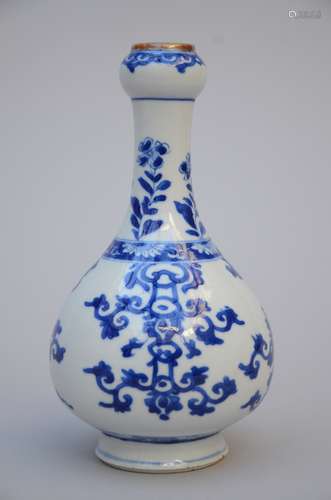 Garlic head vase in Chinese blue and white porcelain, Kangxi period (19 cm)