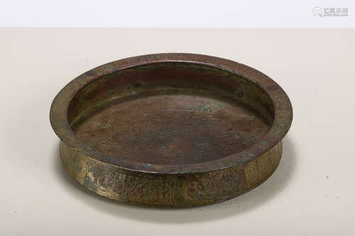 An engraved bronze Persian dish with inscriptions, Seljuk (dia18.5 cm)