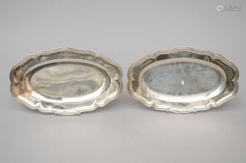 A pair of oval armorial plates in silver, Brussels 1768 (35x21 cm)