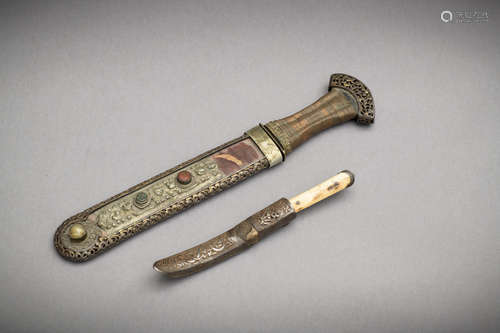 Lot: Tibetan dagger with openwork iron elements (l 37 cm) + Tibetan knife (l 22 cm)