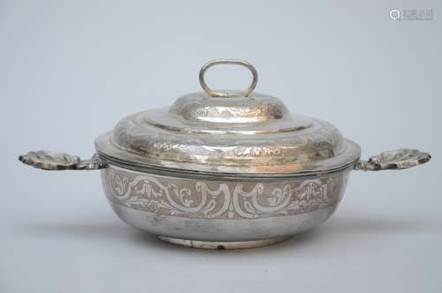 Lided bowl in silver, Bruges 1718 (dia 23cm)