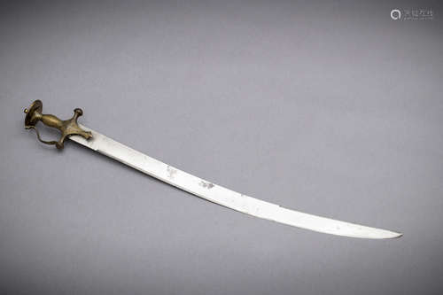 Indian tulwar with gilt bronze handle and damask blade (71 cm)