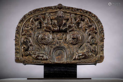 Wooden mandorla with traces of polychromy, Nepal 15th century (13,5 x 20 cm)