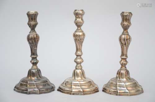 Three Louis XV candlesticks, Ath 18th century (26cm) (*)