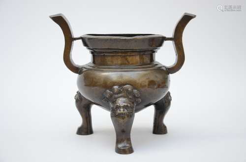 Chinese bronze tripod incense burner, Ming dynasty (26x29x18 cm)