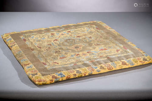 A Chinese throne cushion in Kesi silk 'dragons', Qing dynasty (90x90 cm)