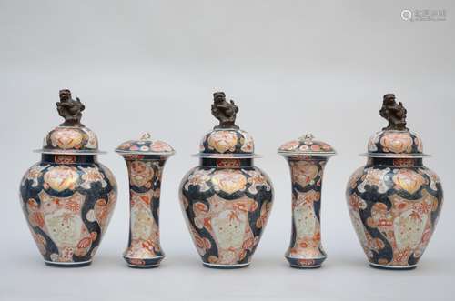 Five-piece garniture in Samson porcelain (32-34 cm) (*)