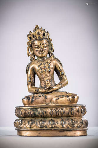 A Tibetan gilt bronze statue 'Amitayus', 16th - 17th century (11,2 cm) (*)