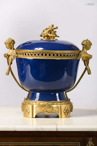 Covered pot in cobalt blue porcelain with gilt bronze mounts (33 cm)