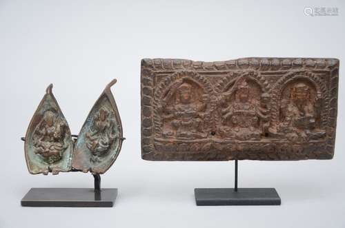 Lot: bas-relief in wood (7.5x14 cm) and 2 lotus leaves of a mandala in bronze (7.5 cm)