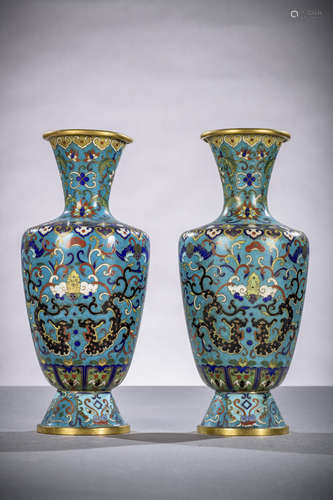 A pair of cloisonné vases 'bats', Qing dynasty (28cm) (*)