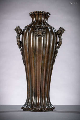 A large Chinese vase in bronze 'dragons', 17th - 18th century marked (54 cm)