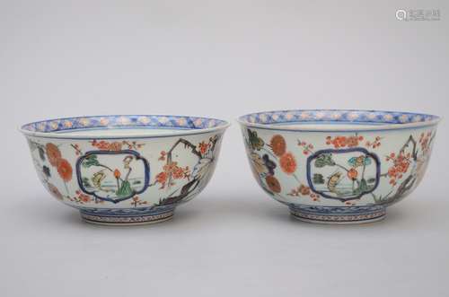 A pair of Japanese porcelain bowls 'flowers', 17th - 18th century (10x20 cm) (*)