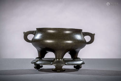 A Chinese Shisou censer in bronze with silver inlay, 17th - 18th century (marked) (14.5x25 cm)