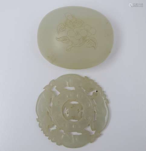 Lot: bi disc and box in jade (dia 6 cm) (3x6x5 cm)