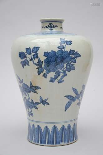 Chinese Meiping vase in blue and white porcelain, 20th century (38 cm)