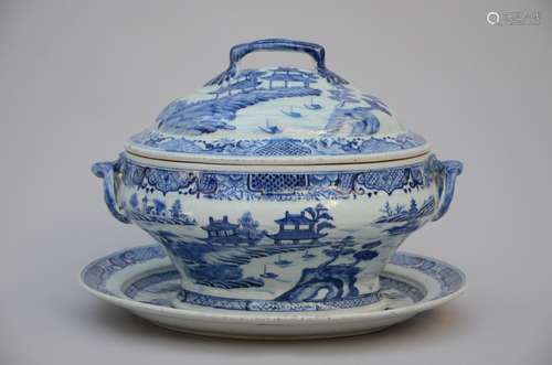 A tureen and platter in Chinese blue and white porcelain, 18th century (25x35x28cm) (*)