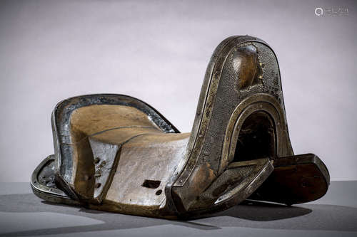 Tibetan saddle with iron and rayskin decoration, 17th - 18th century (26x47x35 cm) (*)