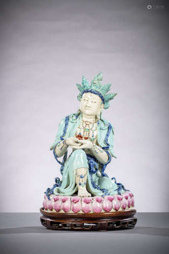 A Chinese Buddhist statue in porcelain 'bodhisattva', 18th - 19th century (41cm) (*)