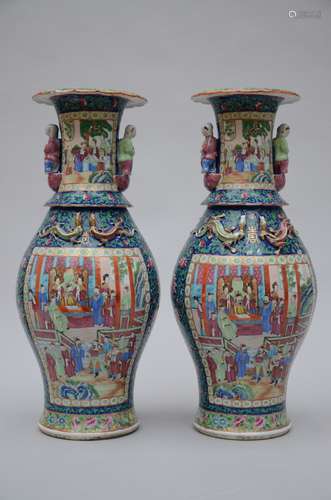 A pair of Chinese famille rose vases in Canton porcelain, 19th century (62,5 cm)