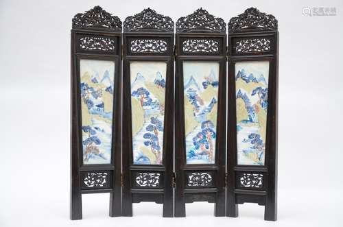 Table screen in hardwood with Chinese porcelain plaques, the porcelain Kangxi period (79x79 cm) (*)