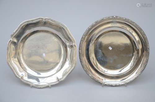 Lot: two silver dishes (dia 27 cm)