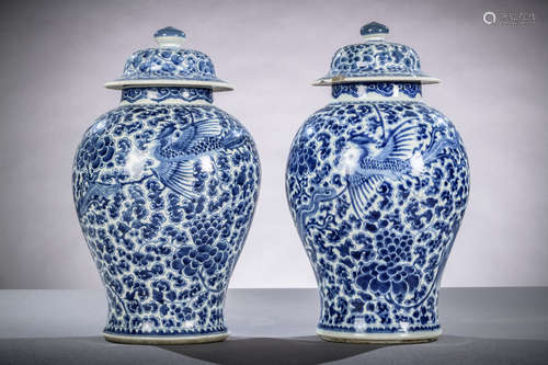 A pair of blue and white Chinese porcelain vases 'phoenixes', Kangxi period (44 cm) (*)