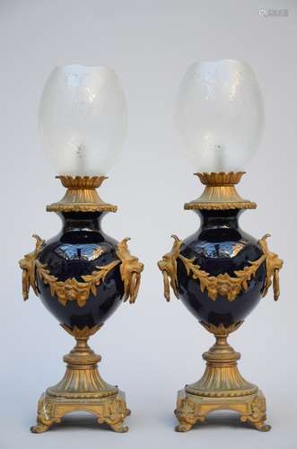 A pair of blue porcelain lamps with bronze fittings (h66cm)