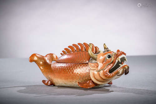 A rare 'dragon carp' tureen, Qianlong period (8x22x12 cm) (*)