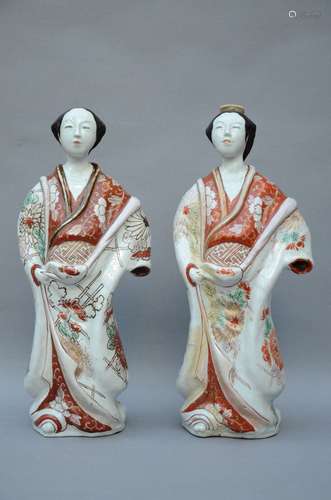 Two statues in Japanese porcelain 'bijin', Arita 17th - 18th century (41cm) (*)