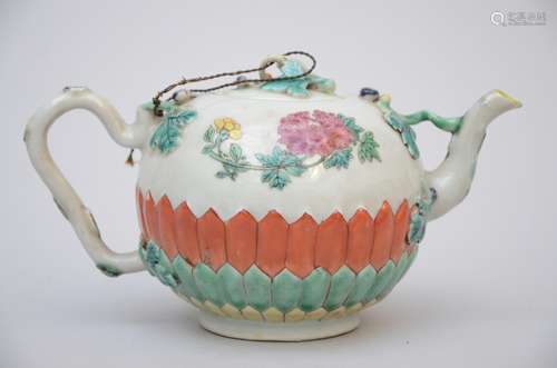 Teapot in Chinese porcelain with relief decoration, 18th century (h 10 cm) (*)