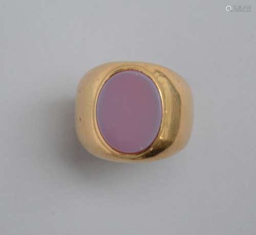 An 18 kt gold ring set with agate stone (22 gr)