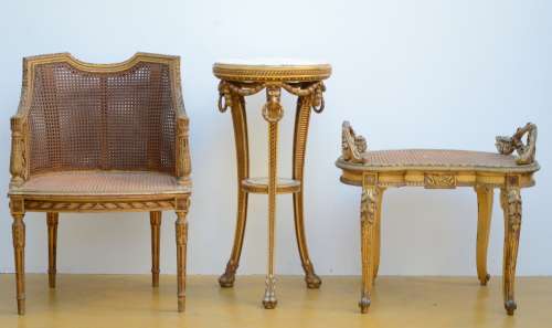 Lot: two gilt seats and a small table (h 60 - 81 cm)