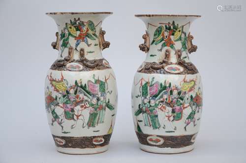 A pair of Nankin porcelain vases 'warriors' (34,5 cm) (*)