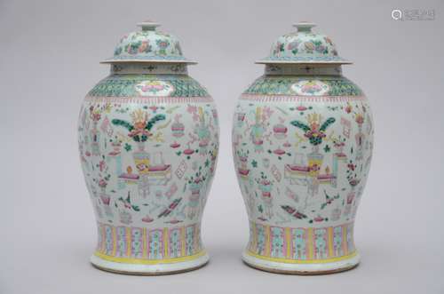 A pair of lidded vases in Chinese porcelain 'antiquities' (*)