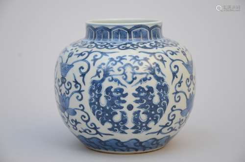 A Chinese vase in blue and white porcelain 'stylised dragons' (h 12 cm)