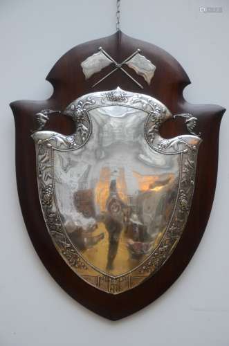 A Chinese silver plaque on hardwood frame (tot 67x51 cm)