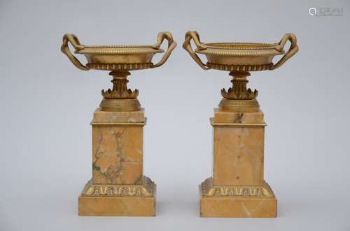 A pair of bronze vases in Sienna marble and gilt bronze (32cm) (*)