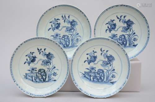 Four dishes in Chinese blue and white porcelain 'pomegranates', 18th century (dia 28 cm) (*)