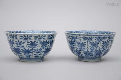 A pair of Chinese blue and white porcelain bowls 'ladies', Kangxi period (6x11 cm)