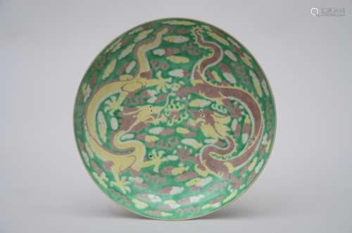 Saucer in Chinese susancai porcelain 'dragons' (dia 24 cm)
