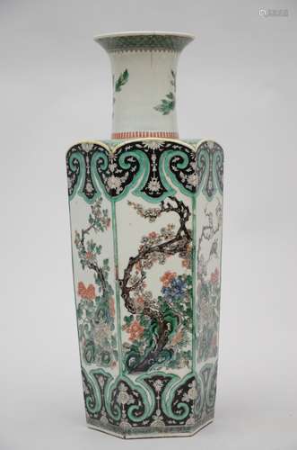 An octagonal vase in Chinese famille verte porcelain (50cm) (*)