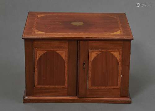 AN EDWARDIAN MAHOGANY, SATINWOOD AND LINE INLAID CANTEEN, C1910, FITTED WITH DRAWERS, OXIDISED OR